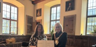 Preisträgerin Marion Wenzel erhält ihre Urkunde von Oberbürgermeisterin Katharina Pötter. / Foto: Dana Beckmann