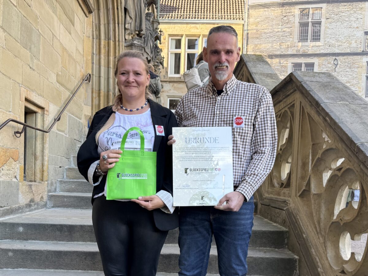 Bundesweiter Aktionstag: Landesverband Glücksspielfrei setzt ein Zeichen gegen Glücksspielsucht Vorstandsvorsitzende Nicole Dreifeld und Sprecher André Brune des Landesverbands Glücksspielfrei e.V. / Foto: Dana Beckmann