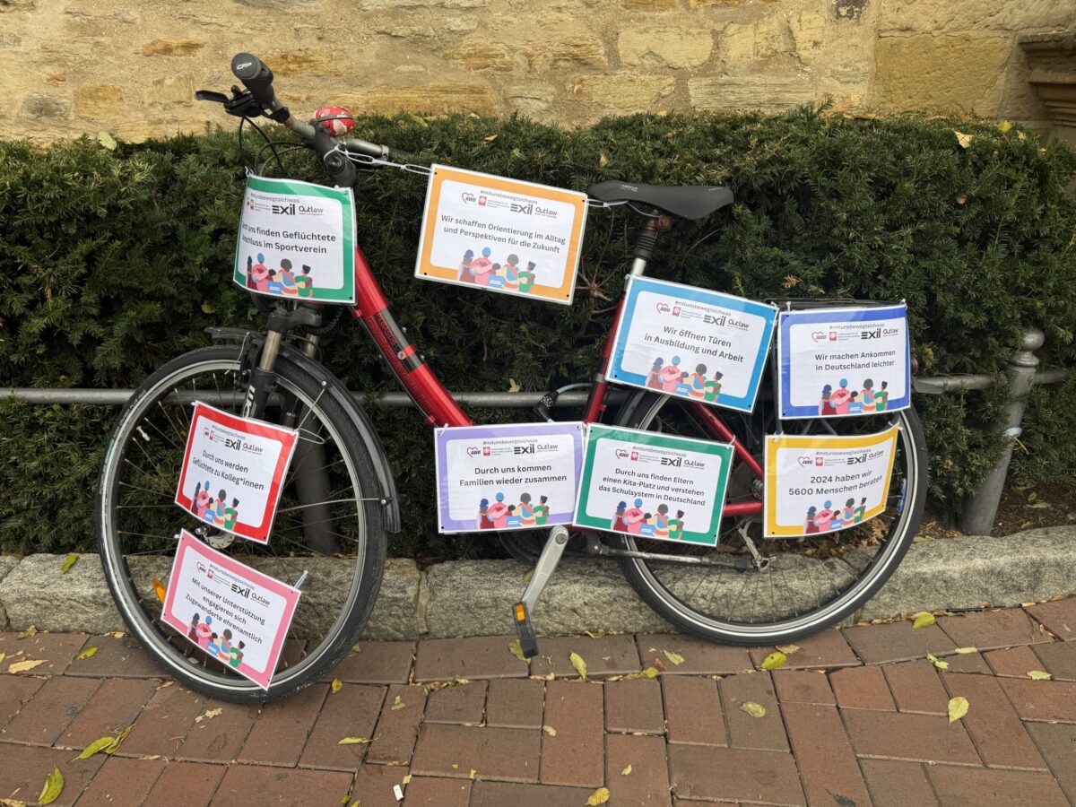 Mit uns bewegt sich was - Fahrräder in Osnabrück machen Migrationsarbeit sichtbar Ein Fahrrad am Heger Tor gibt Einblicke in die tägliche Arbeit der Migrationsberatung. / Foto: Dana Beckmann