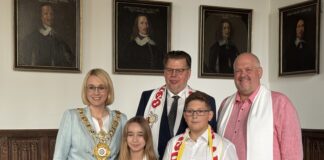Oberbürgermeisterin Katharina Pötter, Stadtprinz Frank Seveker, BOK-Präsident Karl-Heinz Budke und das Kinderstadtprinzenpaar Ajla und Samir. / Foto: Dana Beckmann