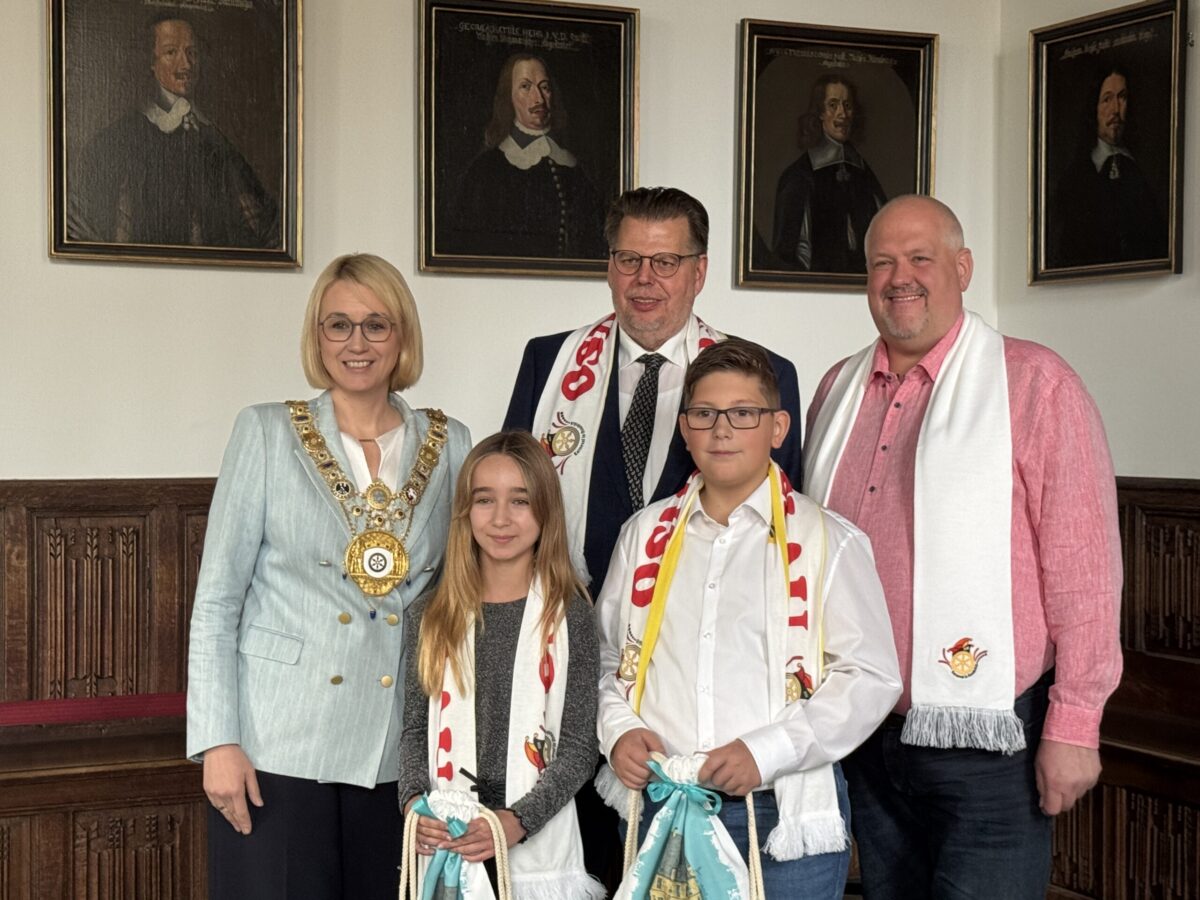 Oberbürgermeisterin Katharina Pötter, Stadtprinz Frank Seveker, BOK-Präsident Karl-Heinz Budke und das Kinderstadtprinzenpaar Ajla und Samir. / Foto: Dana Beckmann