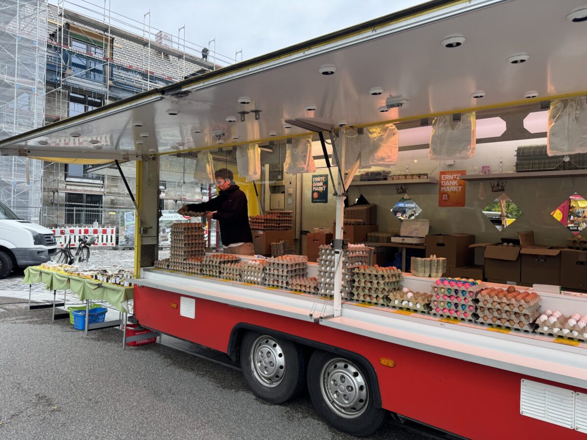 Wochenmarkt wieder auf dem Ledenhof: Wie gefällt der neue alte Standort? Stand von Monika Zurwellen beim Wochenmarkt am Ledenhof