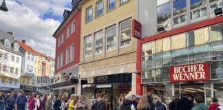 Hunderte Menschen warten vor Bücher Wenner / Foto: Dana Beckmann