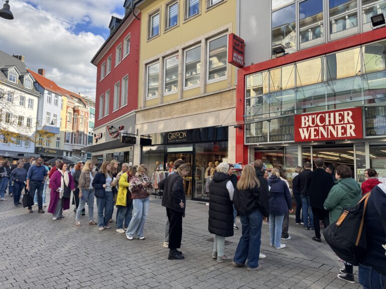 Hunderte Menschen warten vor Bücher Wenner / Foto: Dana Beckmann