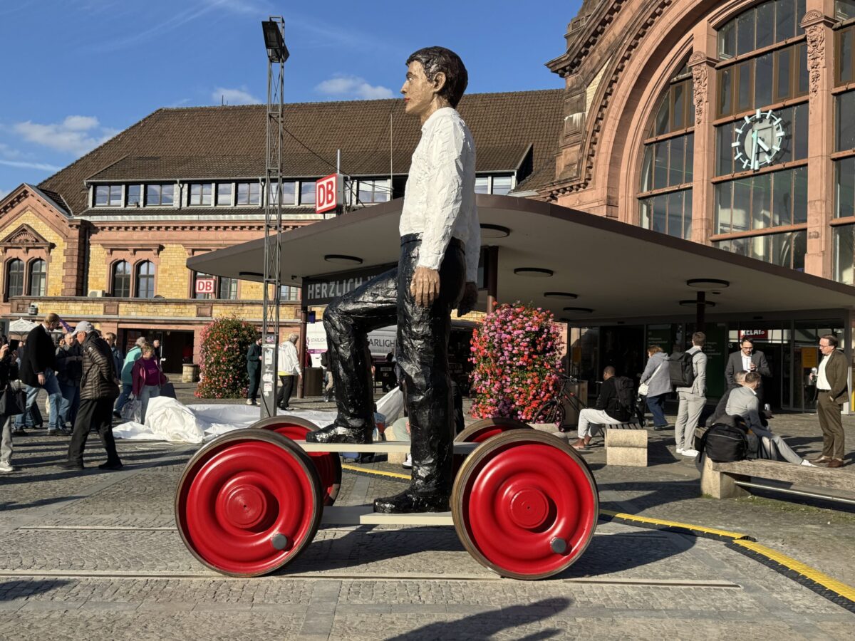Homo Mobilis: Neues Kunstwerk am Hauptbahnhof Osnabrück enthüllt So sieht der "Homo Mobilis" am Hauptbahnhof aus. / Foto: Dana Beckmann