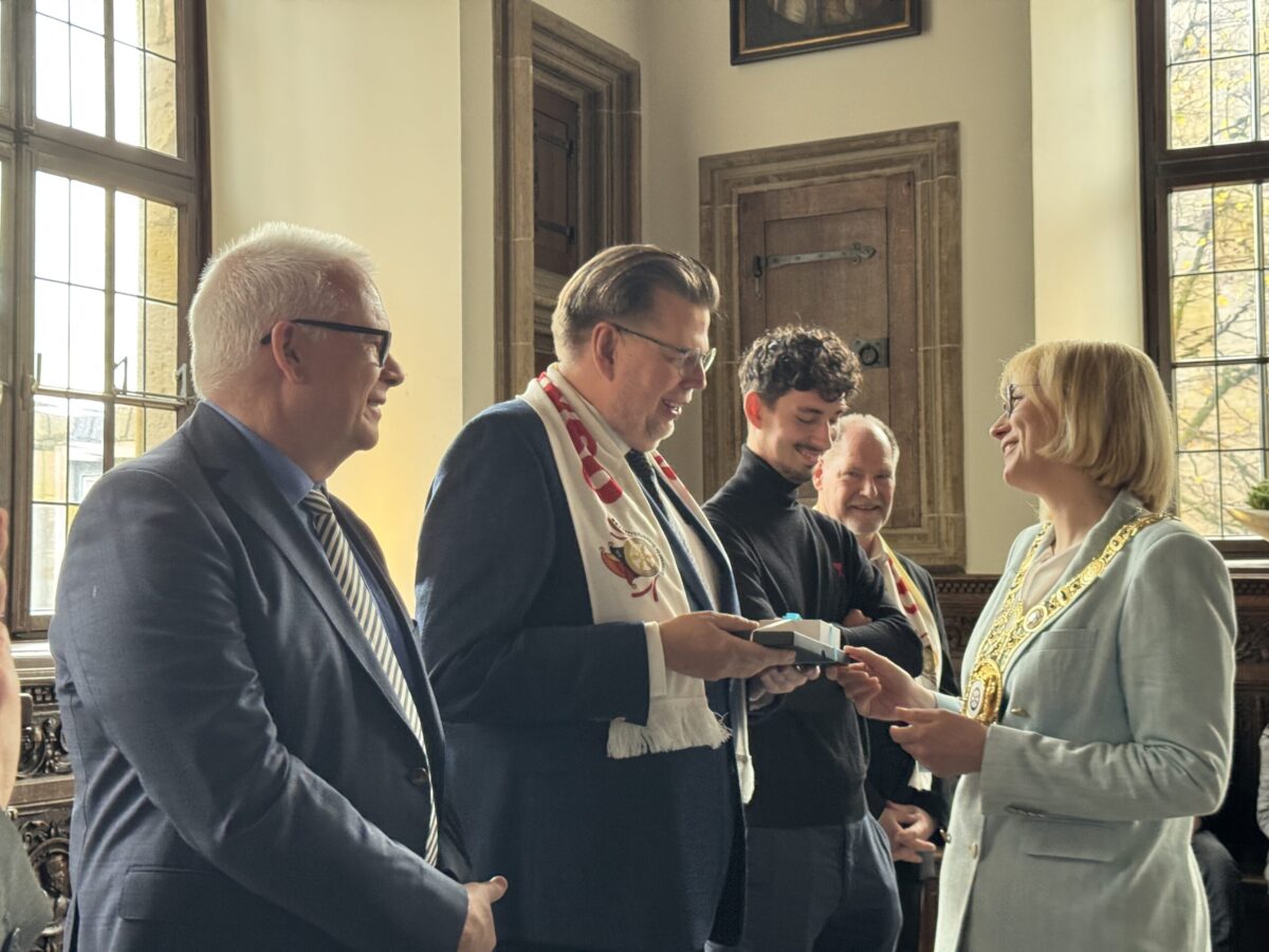 Der zukünftige Stadtprinz Frank Seveker erhält von der Oberbürgermeisterin Katharina Pötter ein Präsent. / Foto: Dana Beckmann