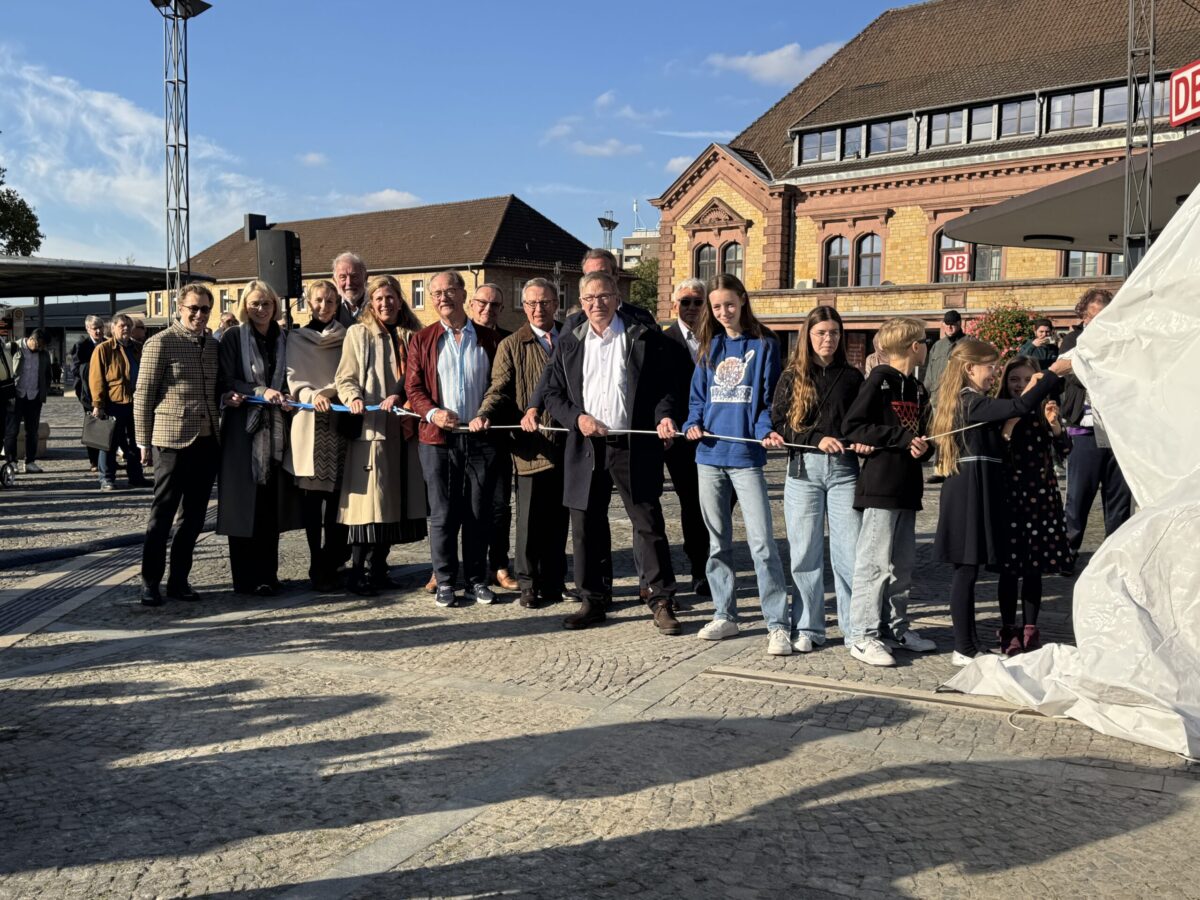 Das neue Kunstwerk am Hauptbahnhof wird enthüllt. / Foto: Dana Beckmann