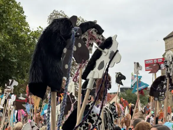 Eine kleine Herde wilder Steckenpferd-Schecken. / Foto: Dana Beckmann