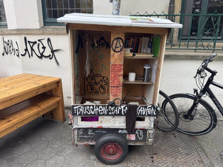 Der Tauschschrank bei der Buchhandlung zur Heide. / Foto: Dana Beckmann