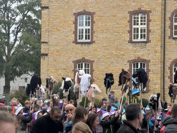 Bunte Hüte und farbenfrohe Steckenpferde zogen wieder durch die Osnabrücker Innenstadt