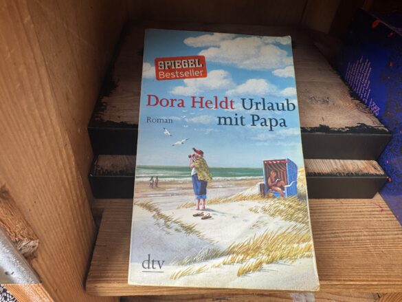 Ein Buch von Dora Heldt im Tauschschrank am Gustav-Heinemann-Platz. / Foto: Dana Beckmann