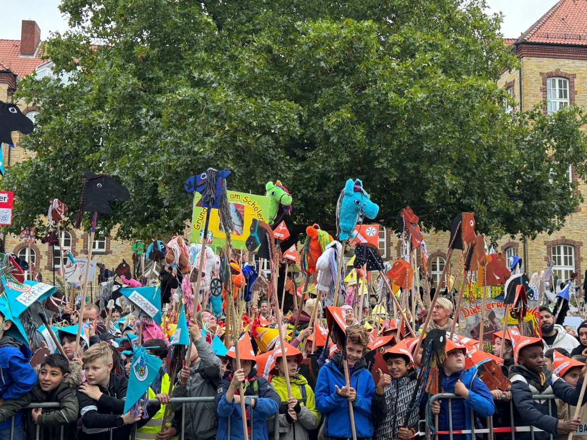 Viele bunte Pferde versammeln sich auf dem Schulhof der Domschule. / Foto: Dana Beckmann