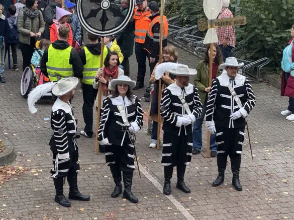 Der Marsch zum Rathaus beginnt, angeführt von den Stadtwachen. / Foto: Dana Beckmann