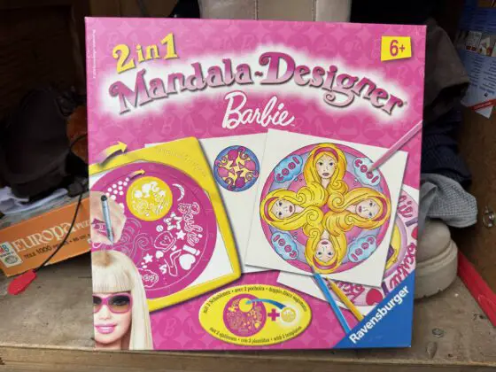 Ein Spiel im Tauschschrank am Gustav-Heinemann-Platz. / Foto: Dana Beckmann