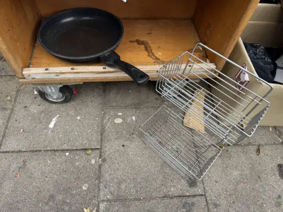 Eine Pfanne und ein Duschregal im Tauschschrank am Weiden-Carrée. / Foto: Dana Beckmann