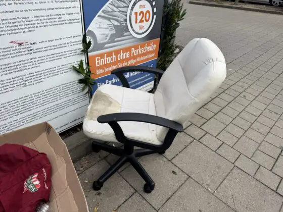 Ein Schreibtischstuhl beim Tauschschrank am Weiden-Carrée. / Foto: Dana Beckmann