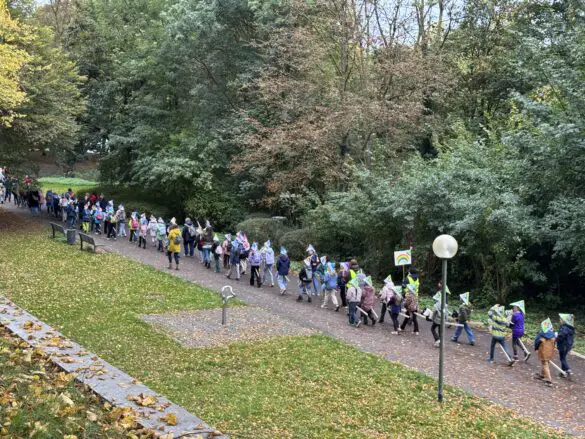 Bunte Hüte und farbenfrohe Steckenpferde zogen wieder durch die Osnabrücker Innenstadt