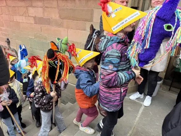 Besonders bunte Pferde bei der Grundschule am Schölerberg warten auf der Rathaustreppe. / Foto: Dana Beckmann