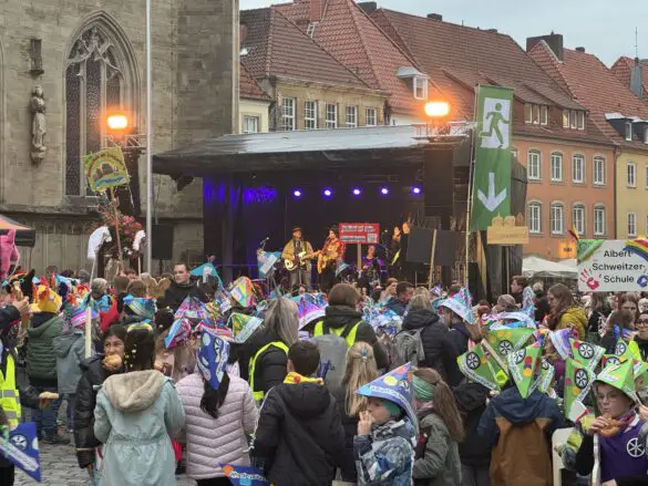 Bunte Hüte und farbenfrohe Steckenpferde zogen wieder durch die Osnabrücker Innenstadt