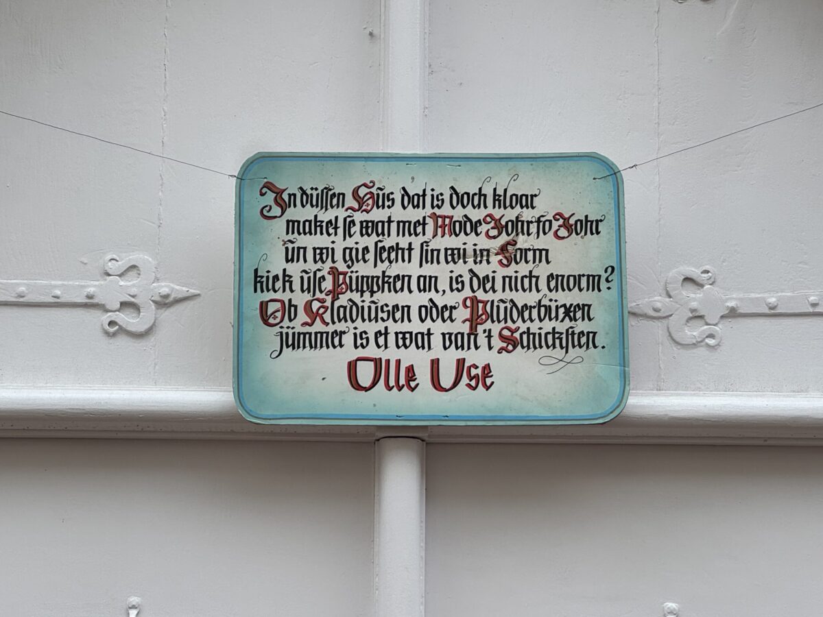 Deshalb ist die Altstadt geschmückt: Osnabrück feiert wieder den Großen Schnatgang Plattdeutsches Schild zum Schnatgang in Osnabrück