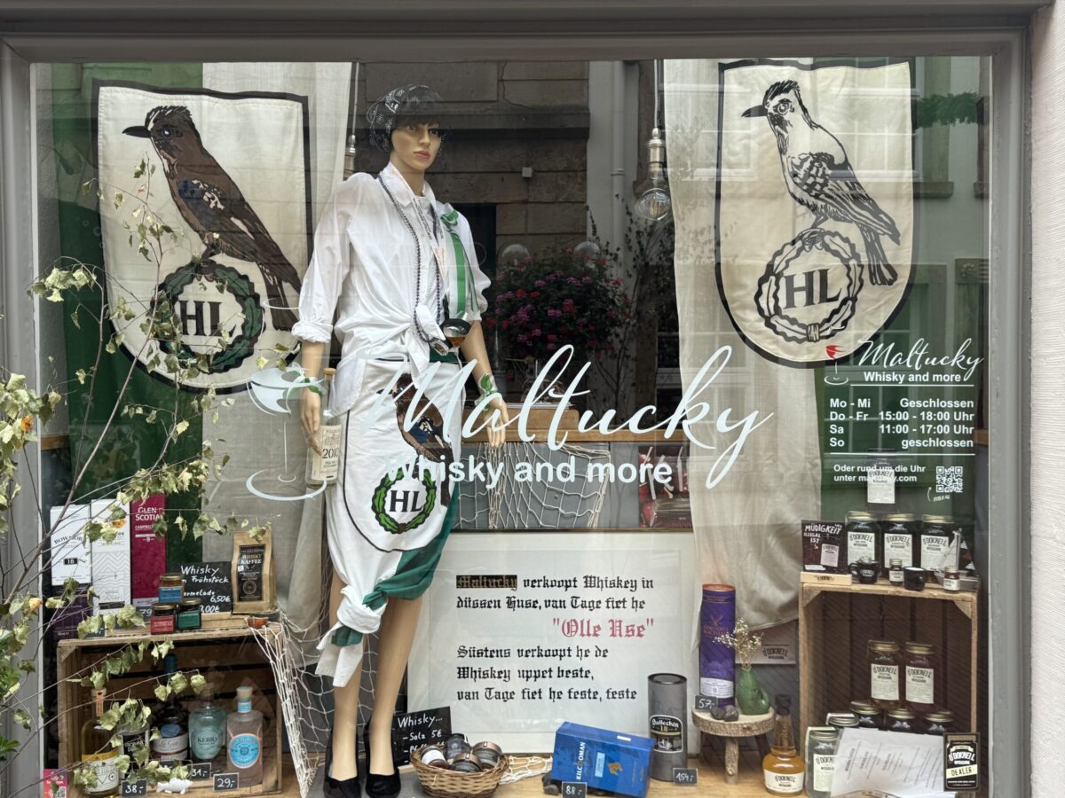 Deshalb ist die Altstadt geschmückt: Osnabrück feiert wieder den Großen Schnatgang Schaufenster zum Schnatgang in Osnabrück