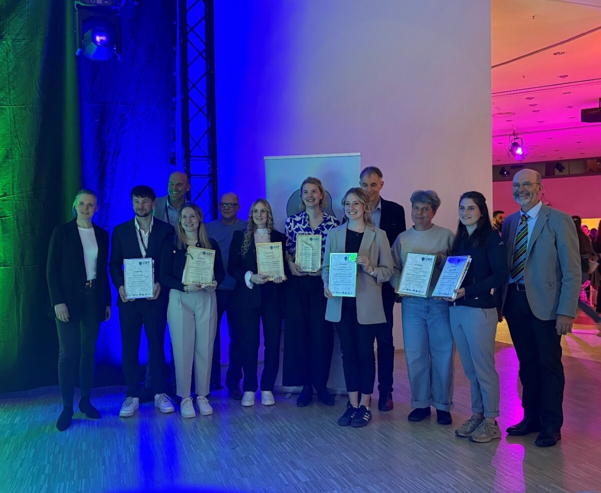 Im Rahmen der Equitana, der Weltleitmesse des Pferdesports, erhielten Till Henner Ramm (2.v.l.) und Elena Karthäuser (4.v.l.) ihre Auszeichnungen.