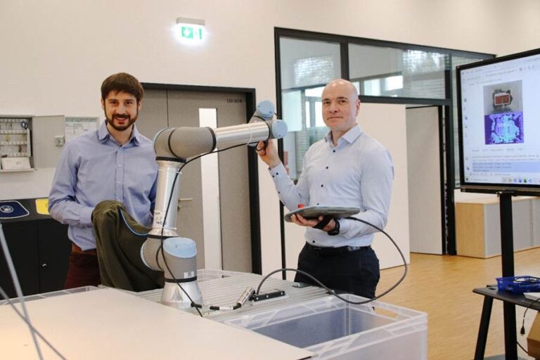 Eine Jacke mit Leuchtstreifen in den Händen: Prof. Dr.-Ing. Jens Schäfer (links) und Prof. Dr.-Ing. Steffen Greiser wollen smarte Textilien wie diese regional recyceln. Dafür setzen sie sowohl am Produktdesign als auch an der Sortierung durch Robotik und KI an. in Osnabrück (Gesamtstadt)