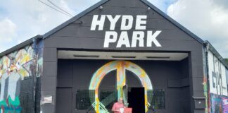 Collin van Endert veranstaltet den Klamottenwirbel im Hyde Park