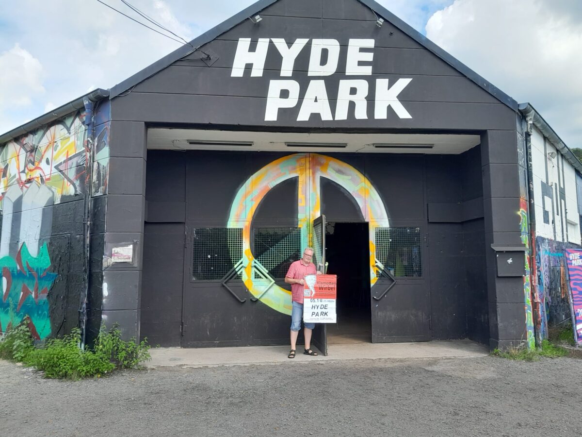 Collin van Endert veranstaltet den Klamottenwirbel im Hyde Park