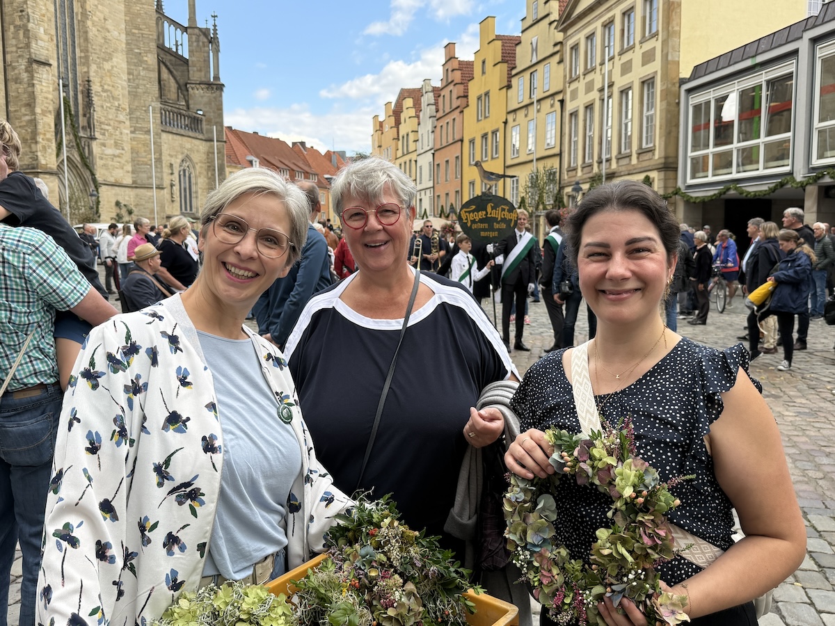 Alle sövn Johr warrt Ossenbrügge wedder to’n Dörp! De Fruunslüüd hebbt sik för’n grooten Schnatgang mit flechtene Kränze in’t Hoor schmöckt
