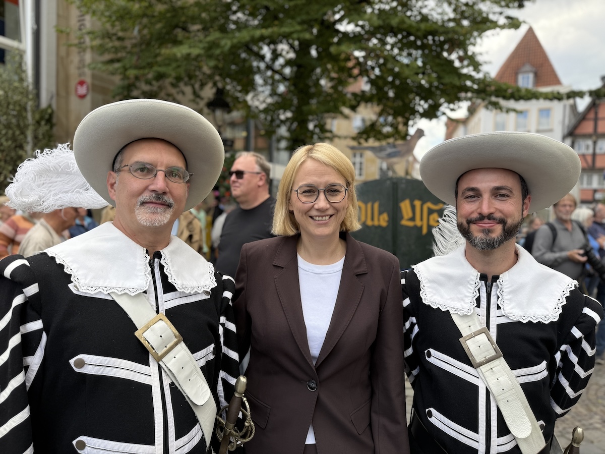 Alle sövn Johr warrt Ossenbrügge wedder to’n Dörp! De Oberbörgermeesterin mit ehr Wachten vörneweg bi’n Groot Schnatgang.