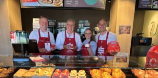 Freuen sich über den Verkaufsstart der Sparkassen-Jubiläumstörtchen über einige Filialen der Bäckerei Wellmann, von links Sebastian Vejmelka (Bäckerei Wellmann), André Schüller (Sparkasse Osnabrück), Sabrina Borgelt (Bäckerei Wellmann), Fabian Winkler (Sparkasse Osnabrück).