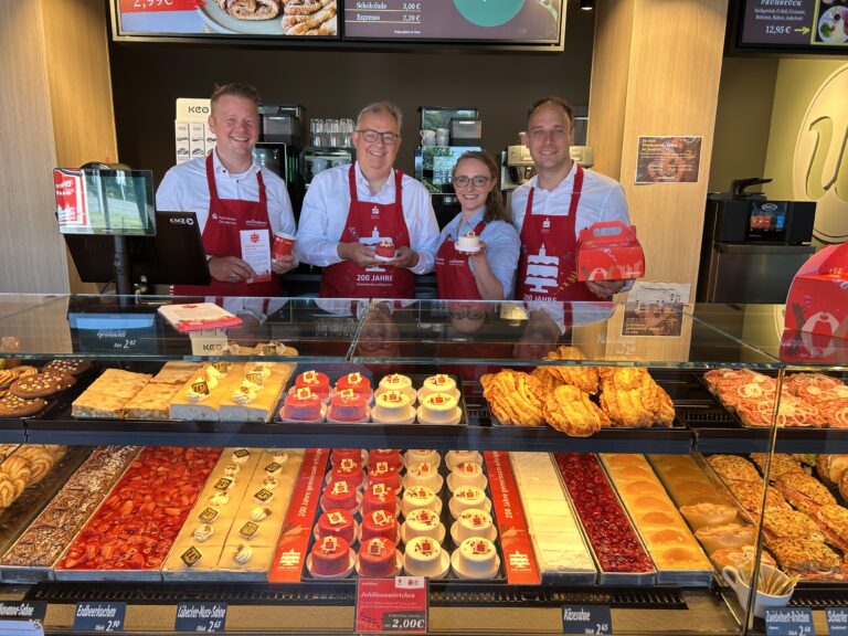 Freuen sich über den Verkaufsstart der Sparkassen-Jubiläumstörtchen über einige Filialen der Bäckerei Wellmann, von links Sebastian Vejmelka (Bäckerei Wellmann), André Schüller (Sparkasse Osnabrück), Sabrina Borgelt (Bäckerei Wellmann), Fabian Winkler (Sparkasse Osnabrück).