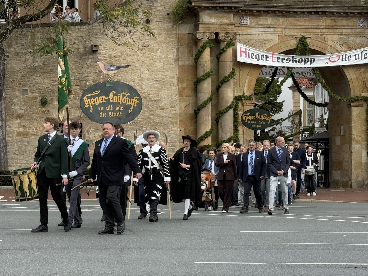 Alle sövn Johr warrt Ossenbrügge wedder to’n Dörp! Rut, dör dat Hieger Toor, an de Grenzen van de Leeskop in’t Hieger Holt.