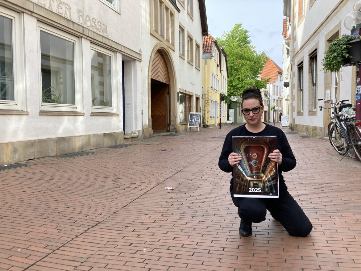 Stephanie Walla mit ihrem neuen Kalender. / Foto: Dominik Lapp