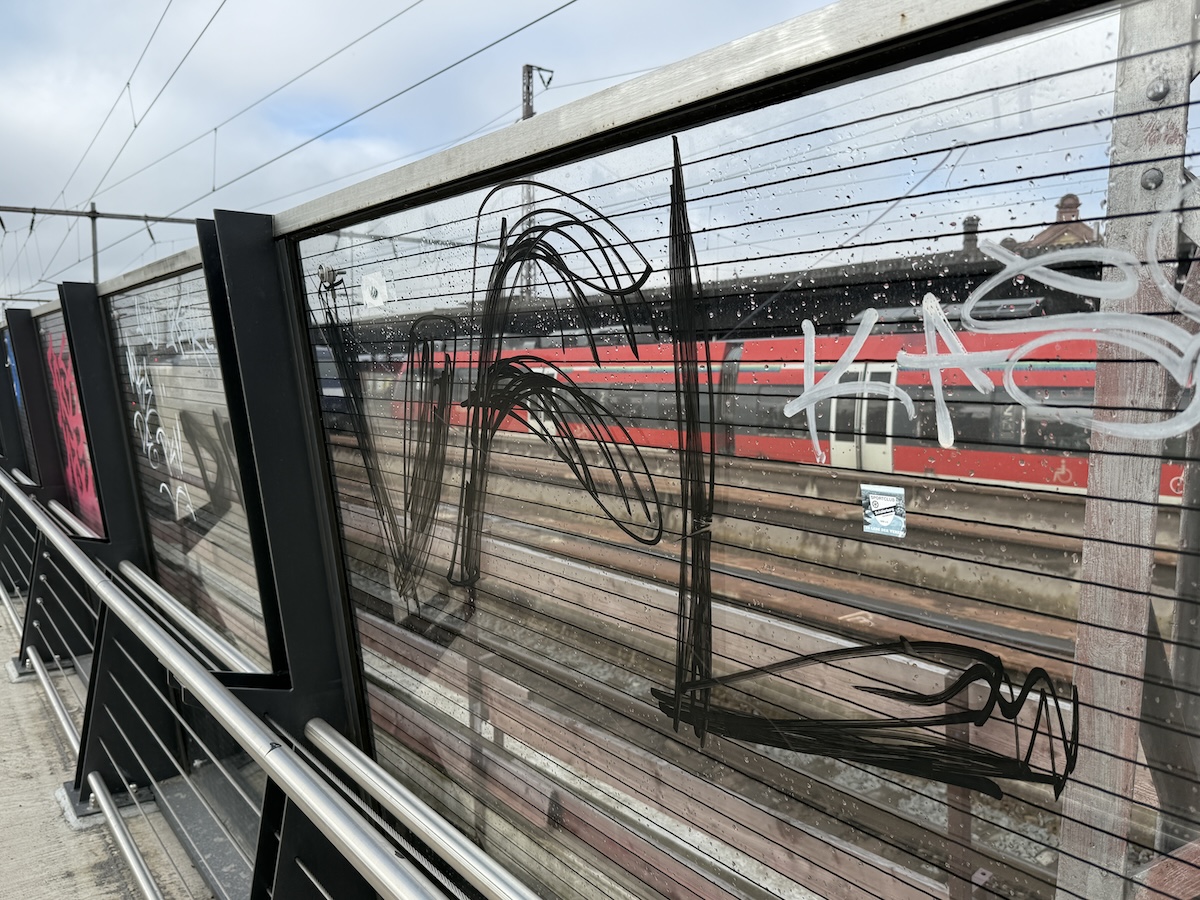 Nicht schön, aber erkennbar: "VfL" Schmiererei