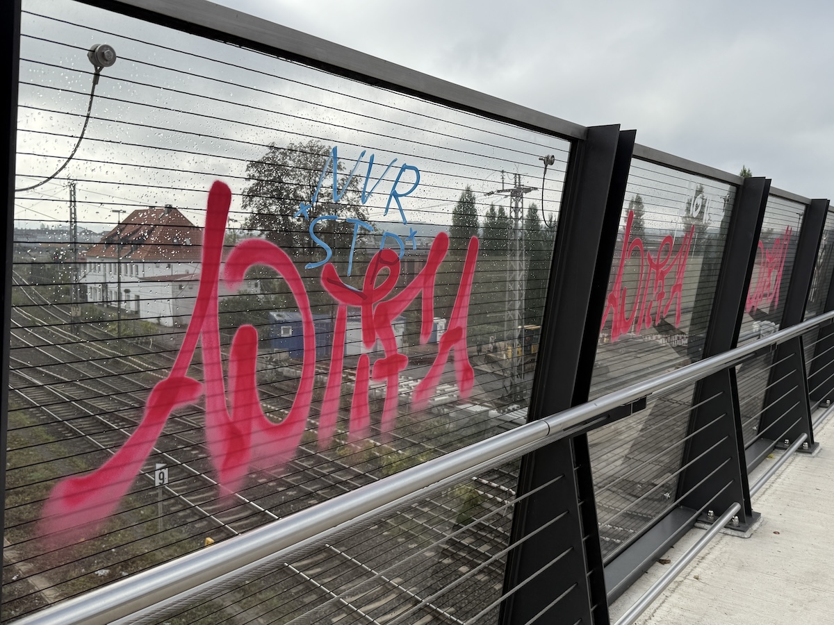 Auch die "Antifa" hat sich zahlreich auf der neuen Brücke der Hamburger Straße verewigt