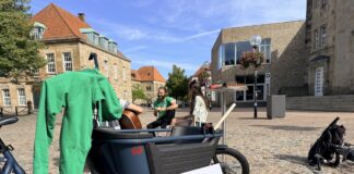 Der BUND hatte seinen Parking-Day-Stand zentral vor dem Theater Osnabrück