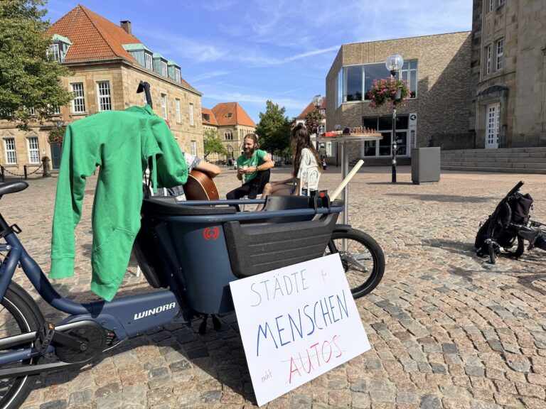 Der BUND hatte seinen Parking-Day-Stand zentral vor dem Theater Osnabrück