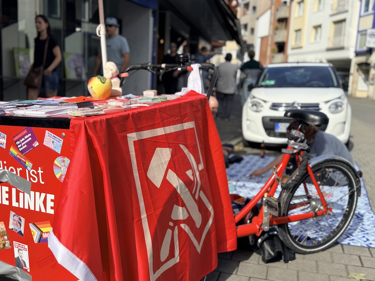 Internationaler Park(ing) Day in Osnabrück Vertreter der Linkspartei wollten nicht - jedenfalls "nicht für die HASEPOST" - mit auf das Foto ...dann halt das rote Lastenrad