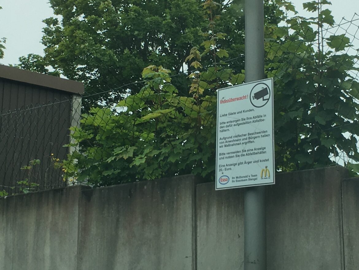 Widerrechtlich angebrachtes Schild an Straßenlaterne in Georgsmarienhütte. / Foto: Dominik Lapp