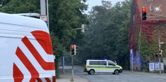 Stadtwerke-Mitarbeiter sperren die Gasleitung im Stadtteil Hafen