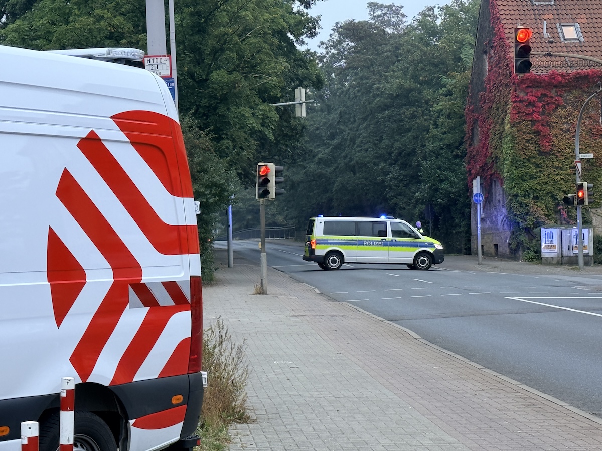 Stadtwerke-Mitarbeiter sperren die Gasleitung im Stadtteil Hafen