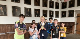 Oberbürgermeisterin Katharina Pötter empfängt eine Delegation der Kinderstadt im Rathaus.