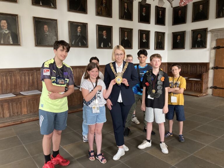 Oberbürgermeisterin Katharina Pötter empfängt eine Delegation der Kinderstadt im Rathaus.