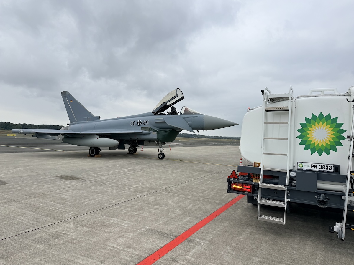 Warum am Flughafen FMO jetzt auch Kampfflugzeuge der Luftwaffe starten und landen Ziviler Tanklaster betankt Eurofighter am FMO