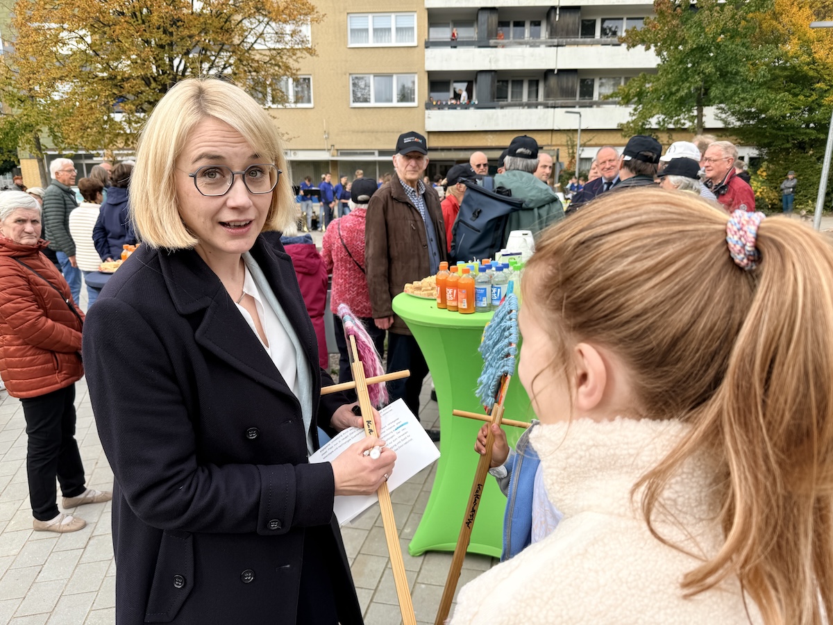 Oberbürgermeisterin Katharina Pötter signiert Steckenpferde auf dem neuen Eberleplatz in Haste