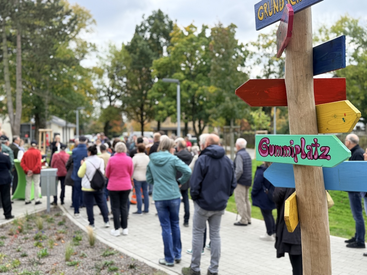 Viel los auf dem neu gestalteten Eberleplatz in Haste