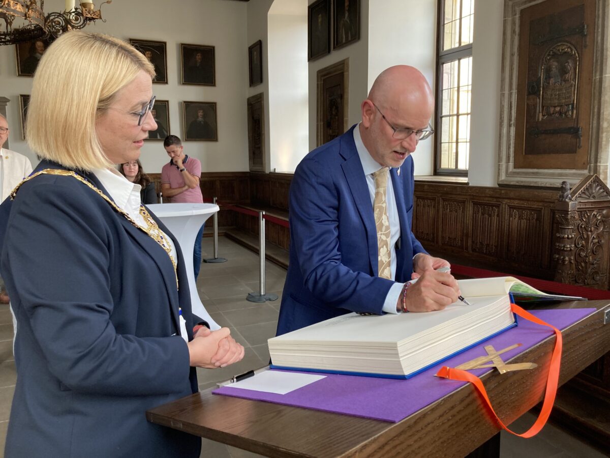 Katharina Pötter und S. E. Craig Hawke beim Eintrag ins Goldene Buch der Stadt Osnabrück. / Foto: Dominik Lapp