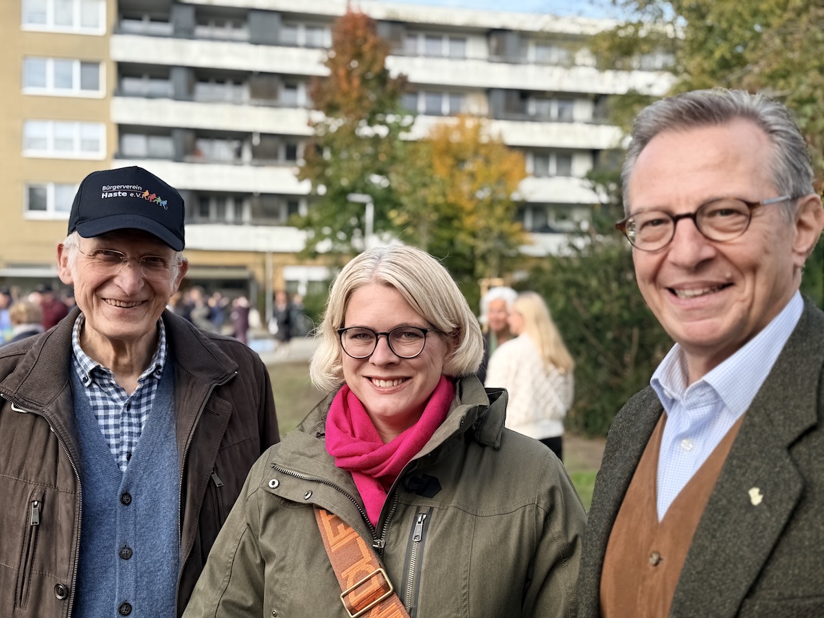 Drei für den Eberleplatz und Haste: Erhard Fricke vom Bürgervein Haste e.V., Landtagsabgeordnete und Stadträtin Verena Kämmerling (CDU) und Johannes Hartig, Vorstandsvorsitzender der Sparkasse Osnabrück